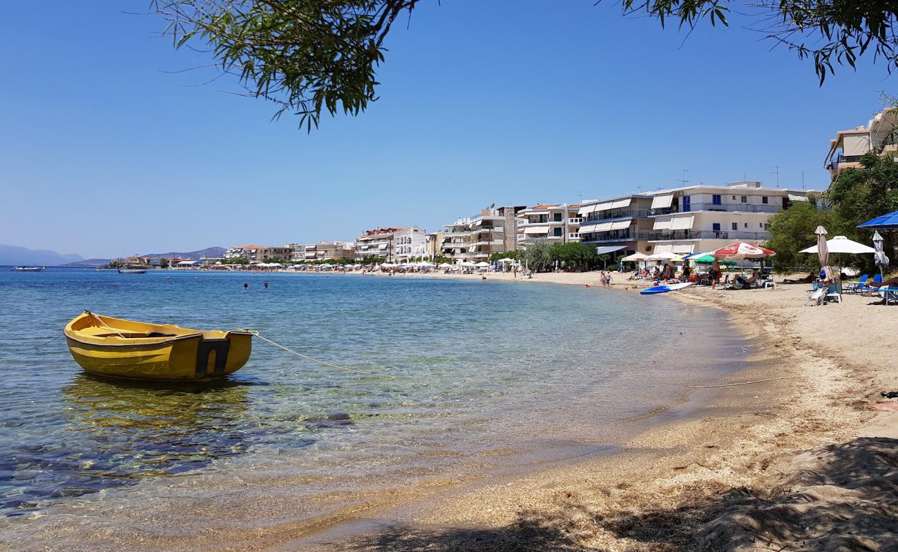 Photo de Kefala beach avec sable noir avec caillou de surface