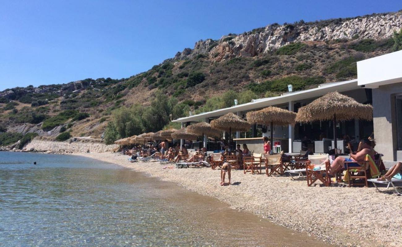 Photo de Aliveri beach avec petits galets beige de surface