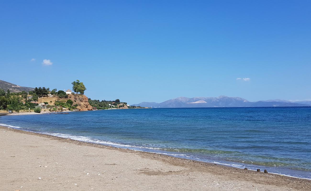 Photo de Gerani beach avec sable gris de surface