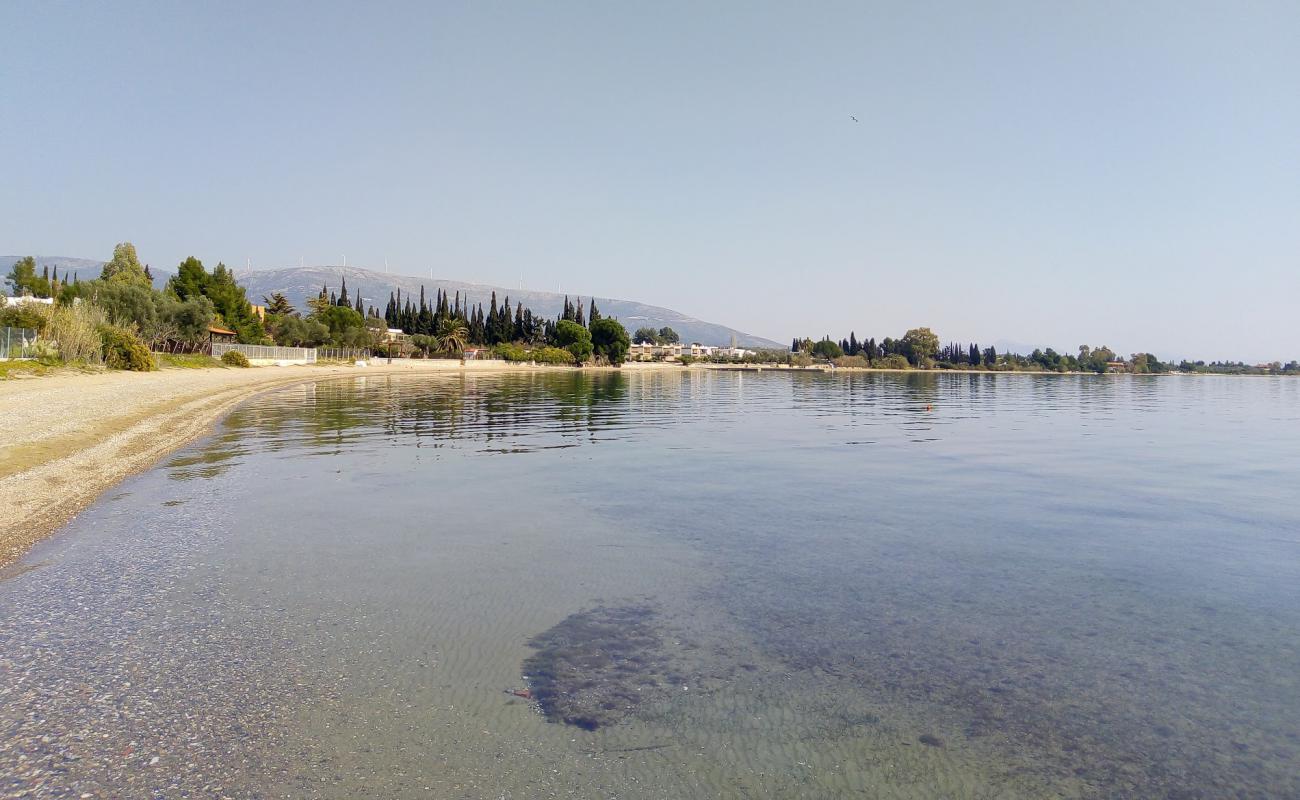 Photo de Stephania beach avec sable gris avec caillou de surface