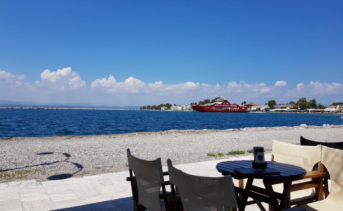 Photo de Eretria beach avec sable gris avec caillou de surface