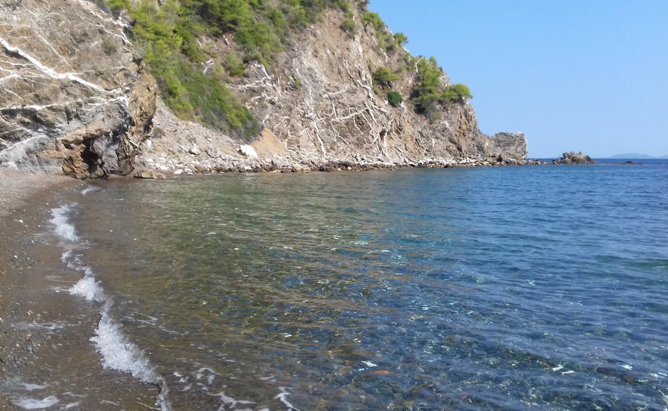 Photo de Limenarui beach avec sable gris avec caillou de surface