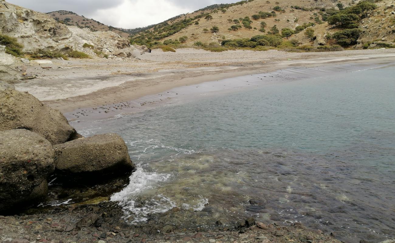 Photo de Frangou beach avec sable brun de surface