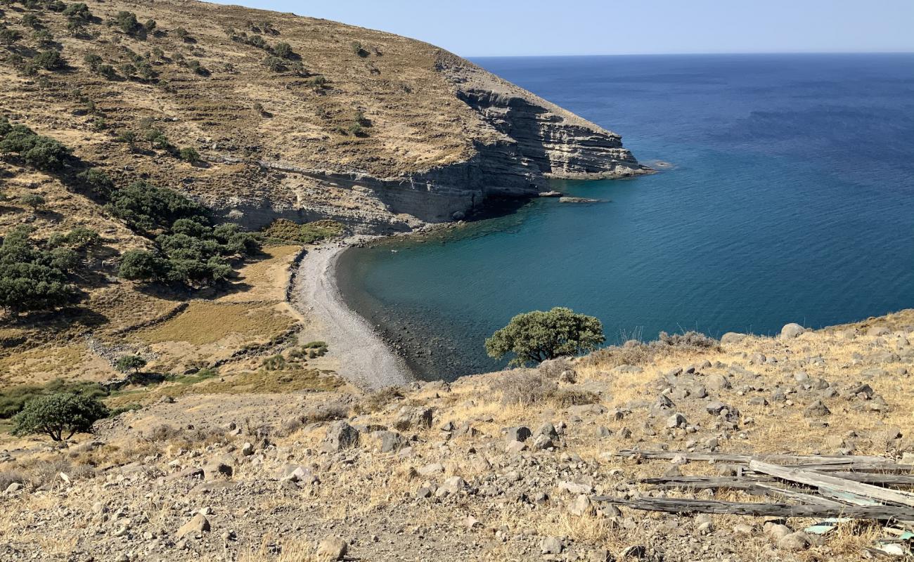 Photo de Agios Antonios beach avec sable gris avec caillou de surface