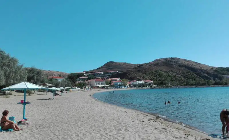 Photo de Maditos beach avec sable beige fin de surface