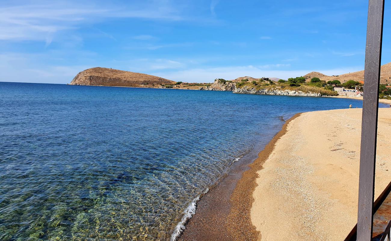 Photo de Romeikos Gialos beach avec sable fin et lumineux de surface