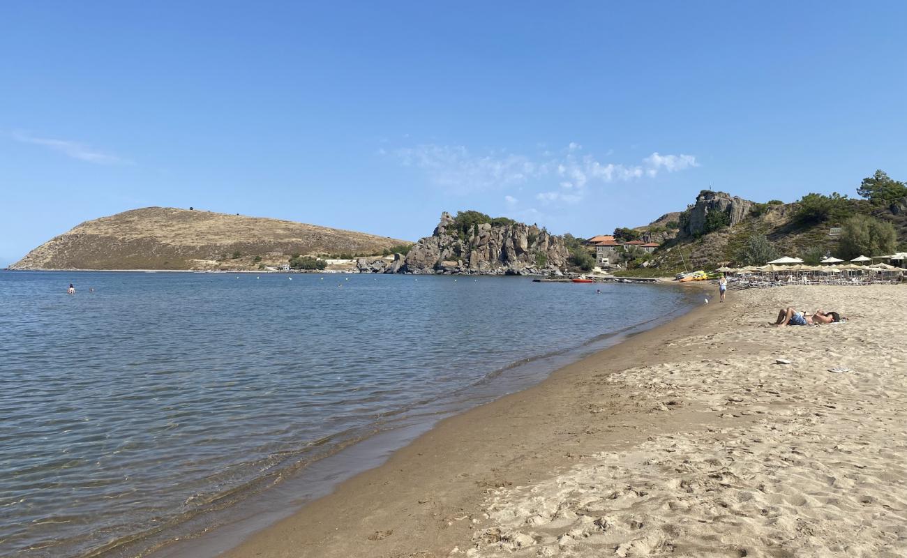 Photo de Paralia Richa Nera avec sable brun de surface