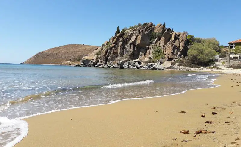 Photo de Myrina beach avec sable brun de surface