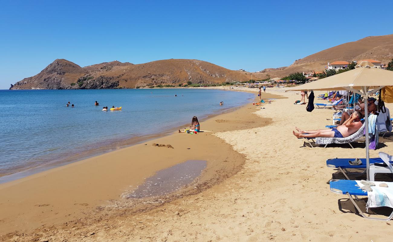 Photo de Agios Ioannis beach avec sable brun de surface