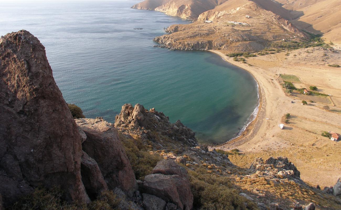 Photo de Paralia Karvoinolakas avec sable brun & rochers de surface