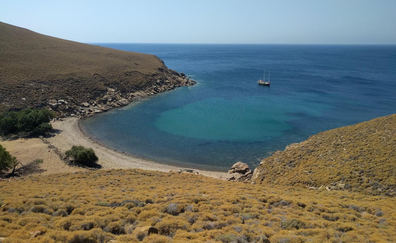 Photo de Myrina beach avec sable brun & rochers de surface
