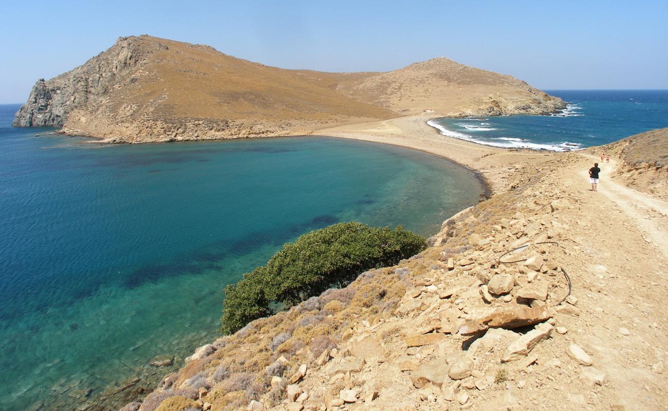 Photo de Mourtzeflos beach avec sable brun & rochers de surface