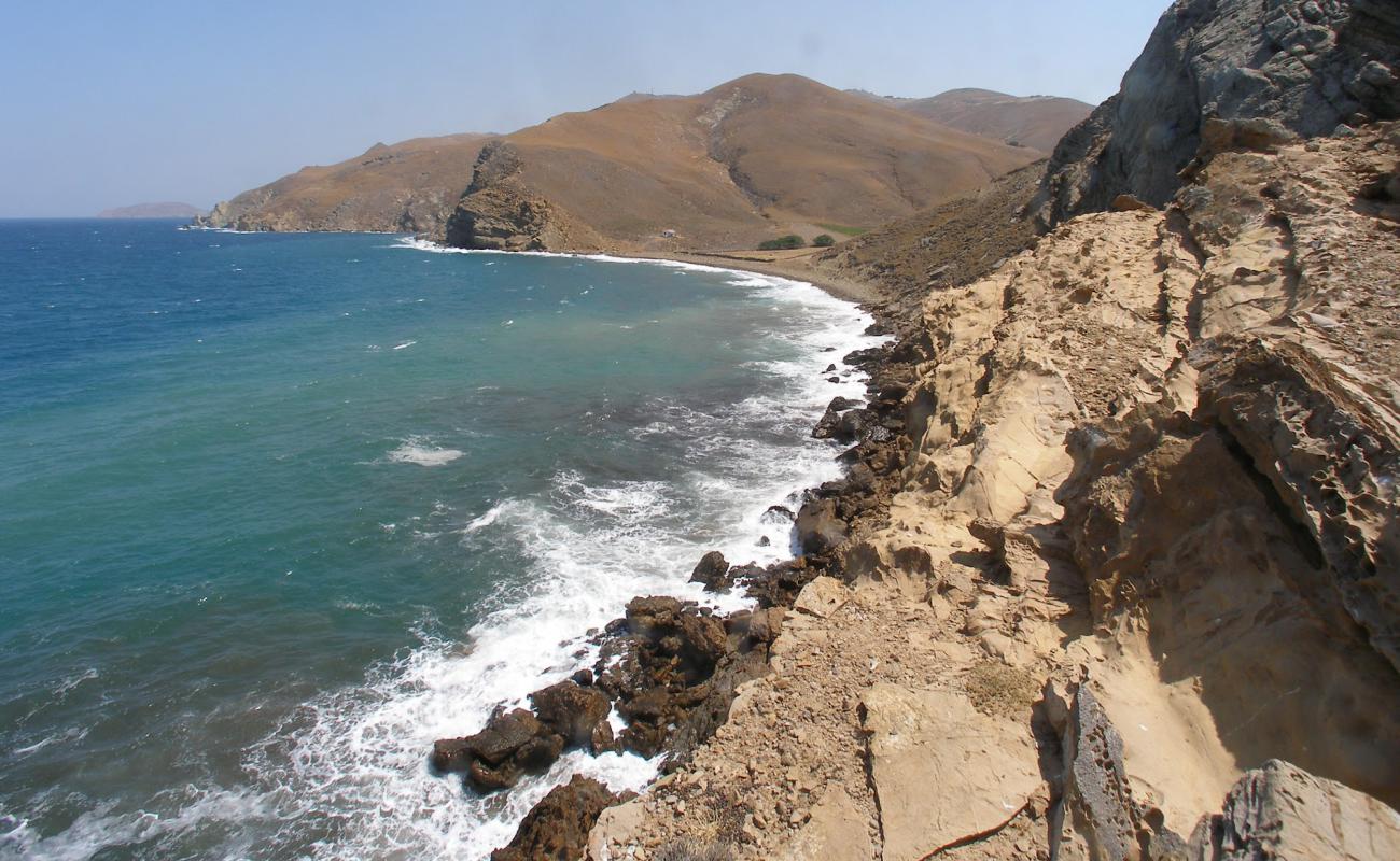 Photo de Mourtzeflos beach IV avec sable brun & rochers de surface