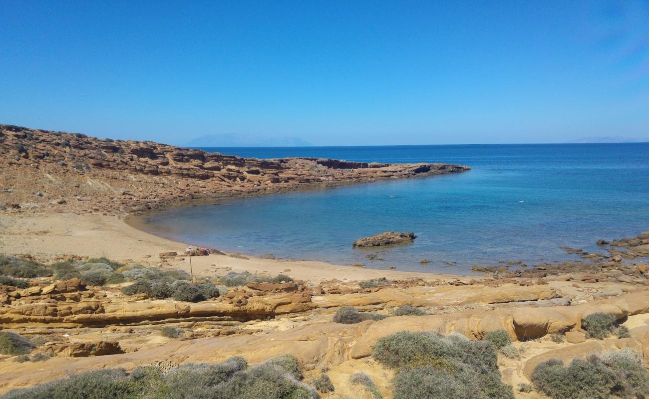 Photo de Faraklou beach avec sable brun avec roches de surface