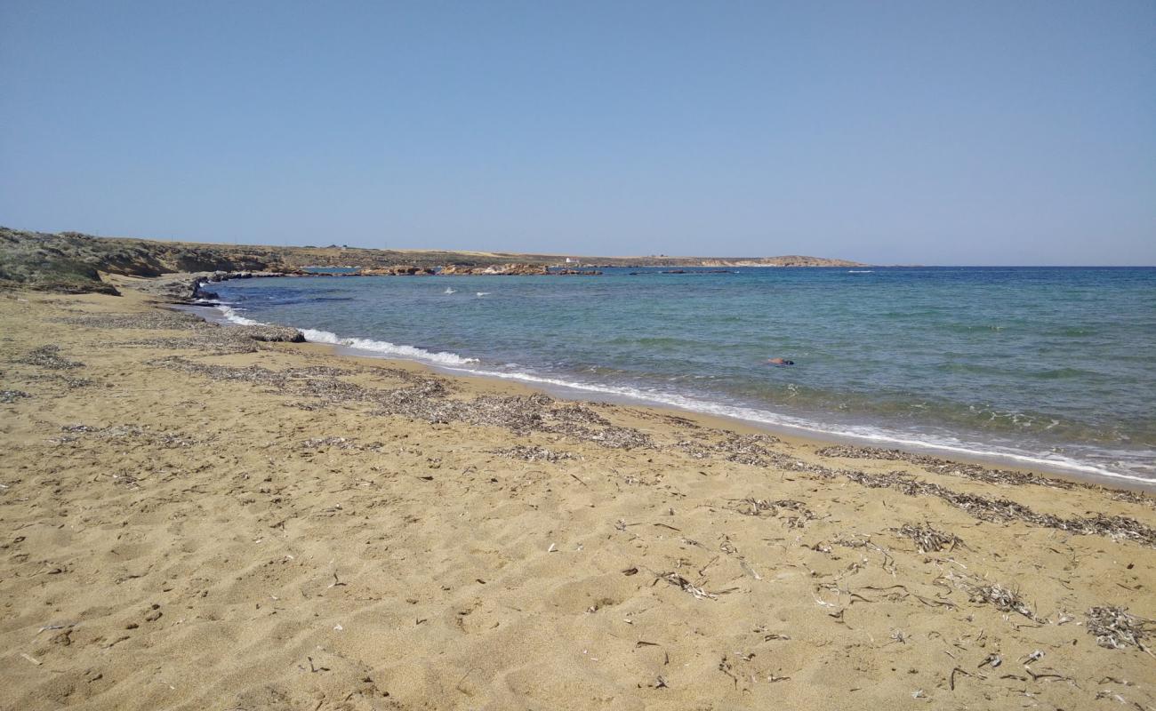 Photo de Agios Ermolaos beach avec sable brun de surface