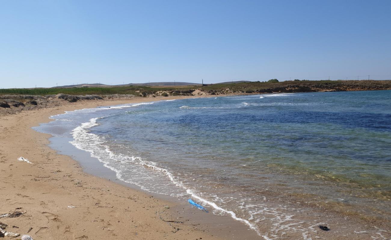 Photo de Agios Ermolaos beach II avec sable brun de surface