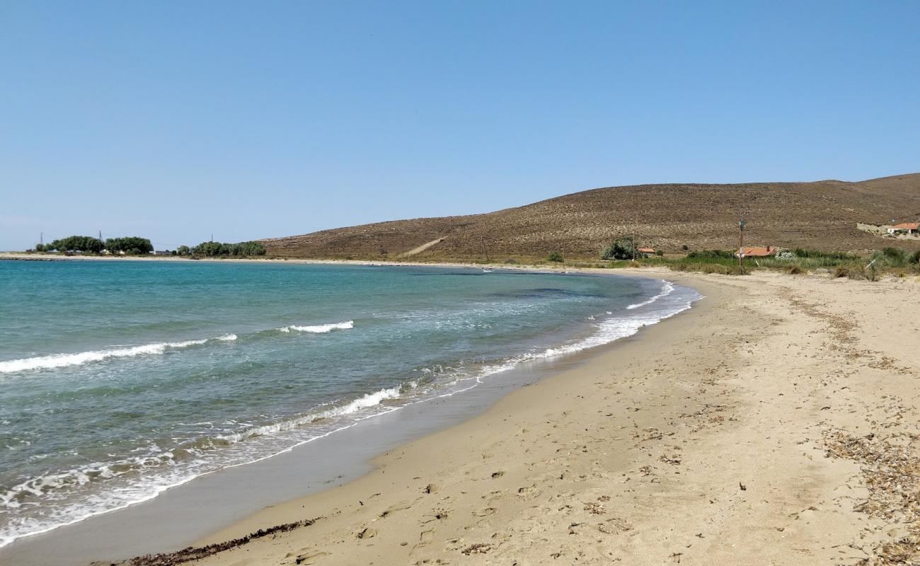 Photo de Neftina beach avec sable fin brun de surface