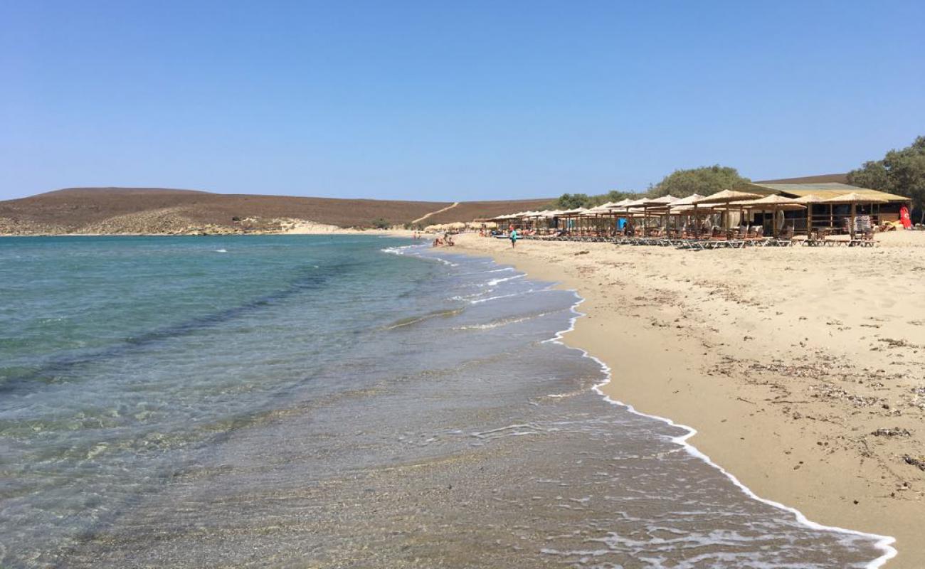 Photo de Zematas beach avec sable fin et lumineux de surface