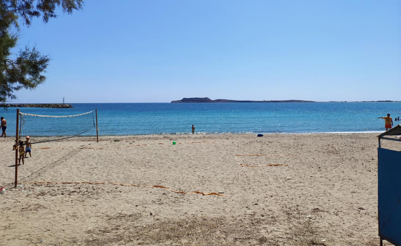 Photo de Plaka Beach avec sable lumineux de surface