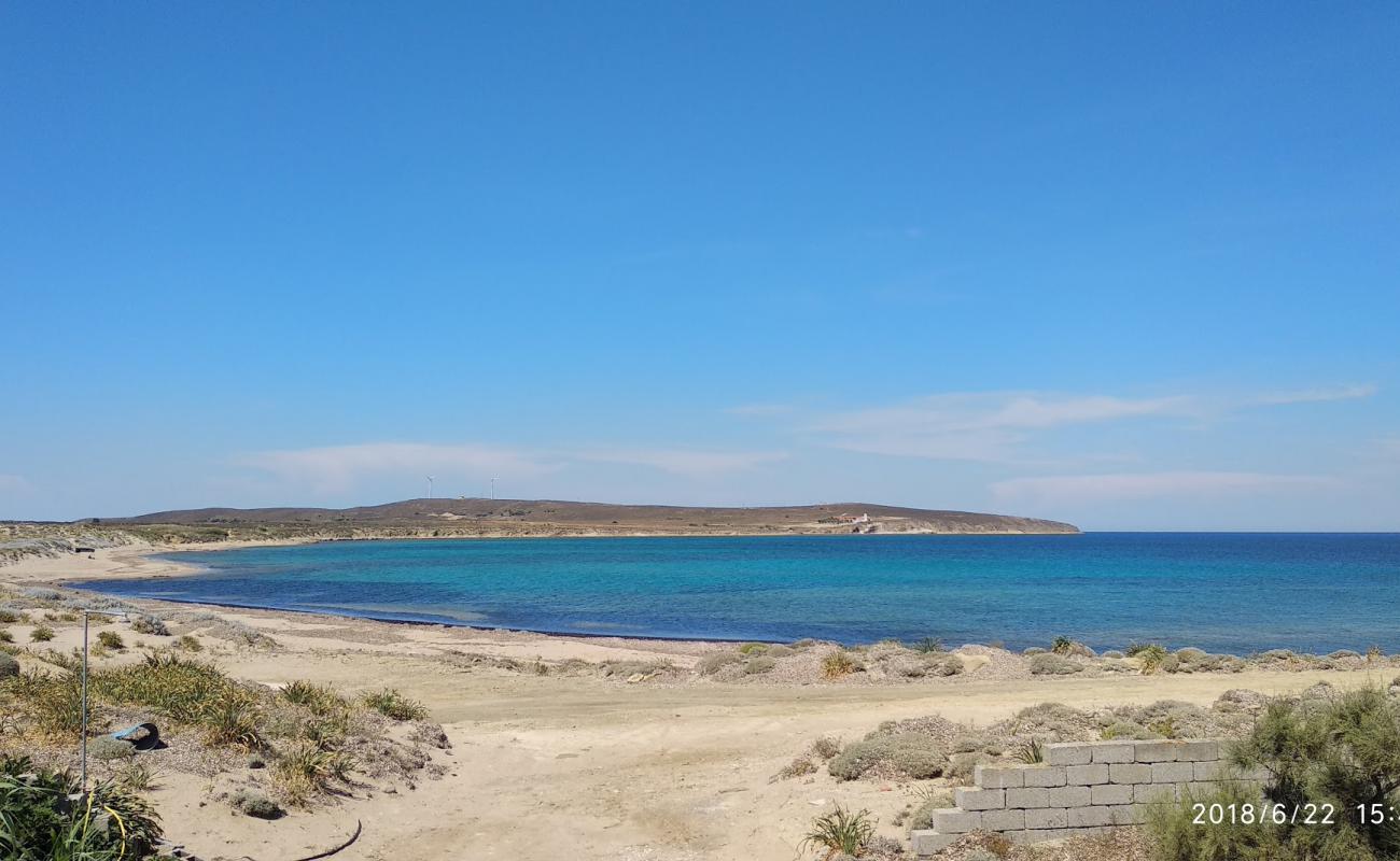 Photo de Paralia Louri avec sable beige de surface