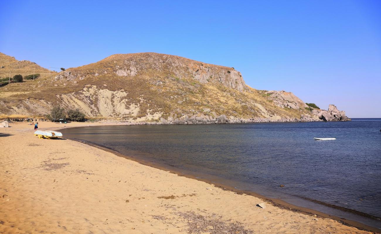 Photo de Ropalo avec sable brillant et rochers de surface