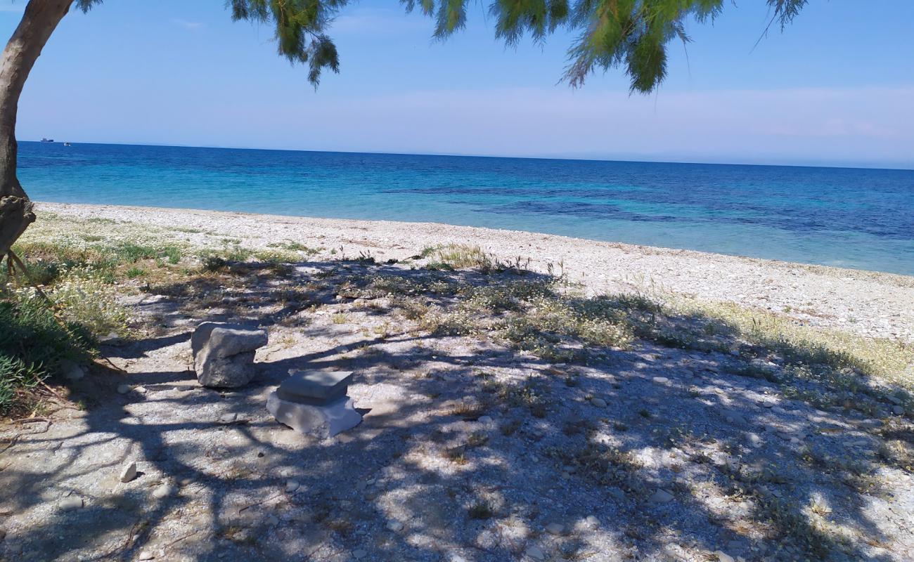 Photo de Akra Agrelios III avec sable clair avec caillou de surface