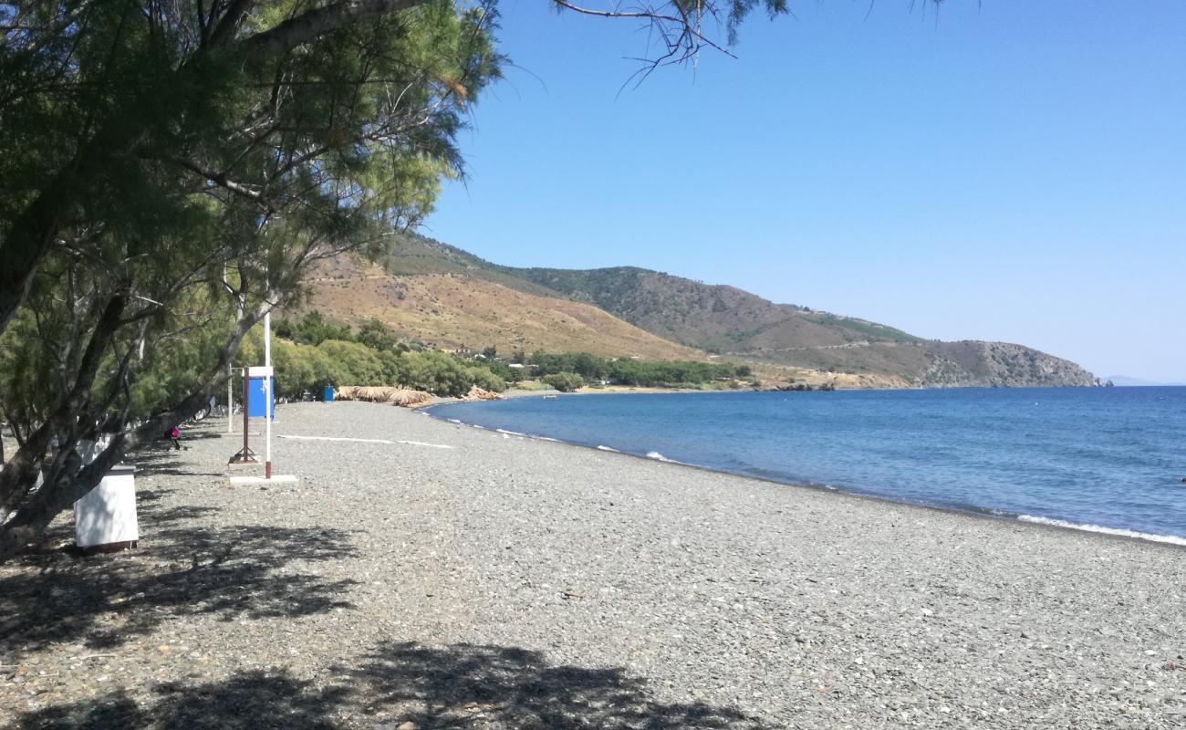 Photo de Paralia Charamida avec sable gris avec caillou de surface