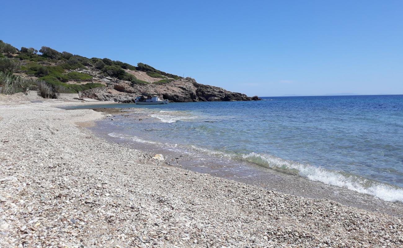 Photo de Pathos beach avec sable clair avec caillou de surface