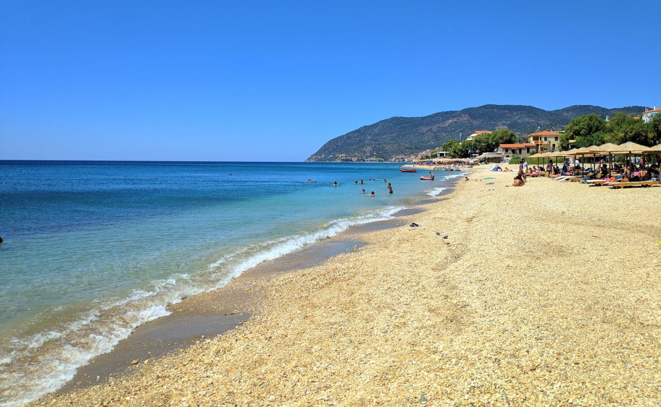 Photo de Plomari beach avec sable clair avec caillou de surface