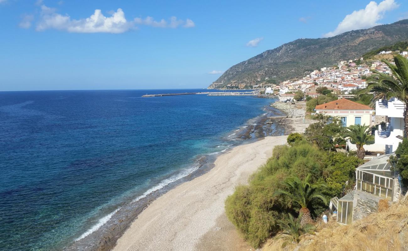 Photo de Plomari beach Saint Isidoros avec galets beige de surface
