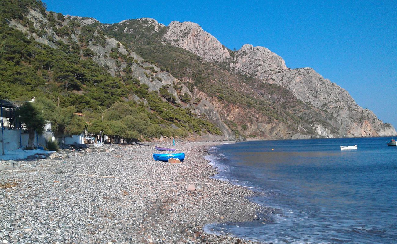 Photo de Drotas beach avec sable clair avec caillou de surface