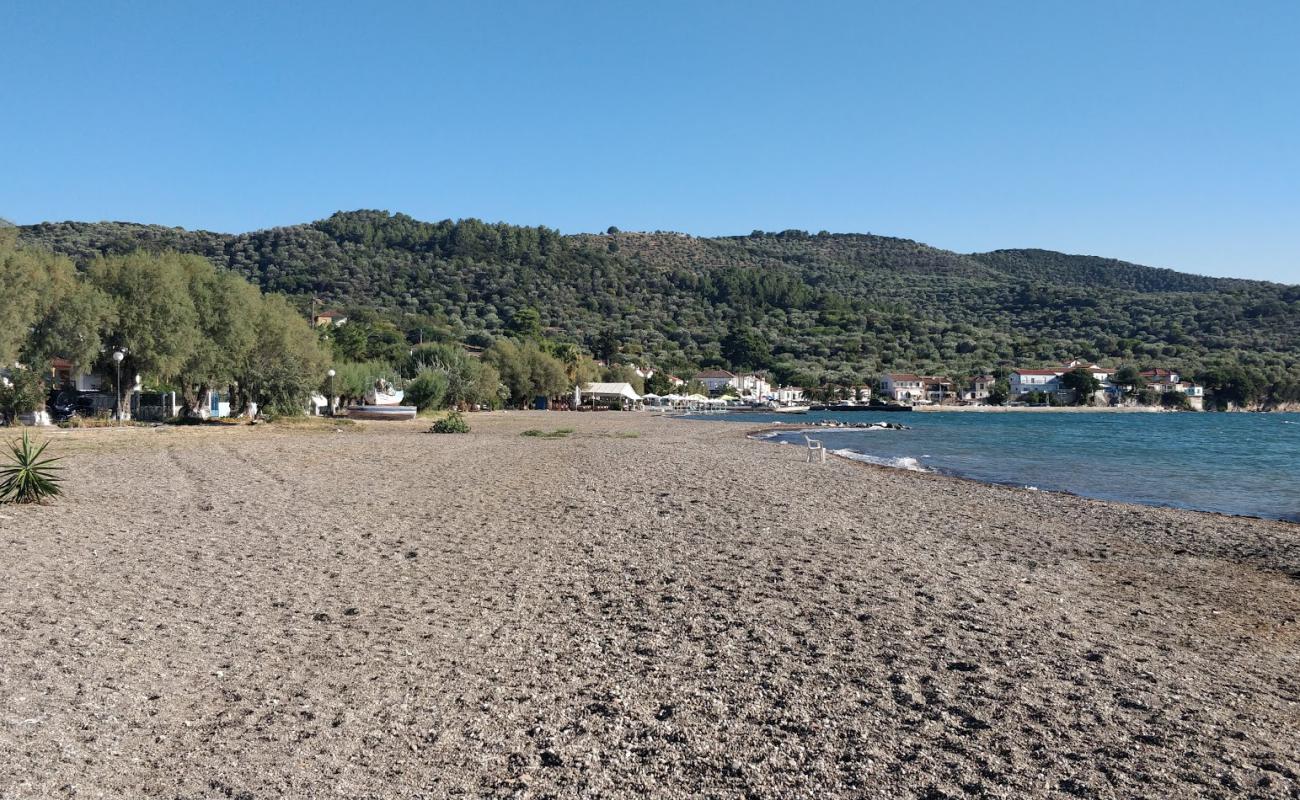 Photo de Paralia Skala Polichnitou avec sable clair avec caillou de surface