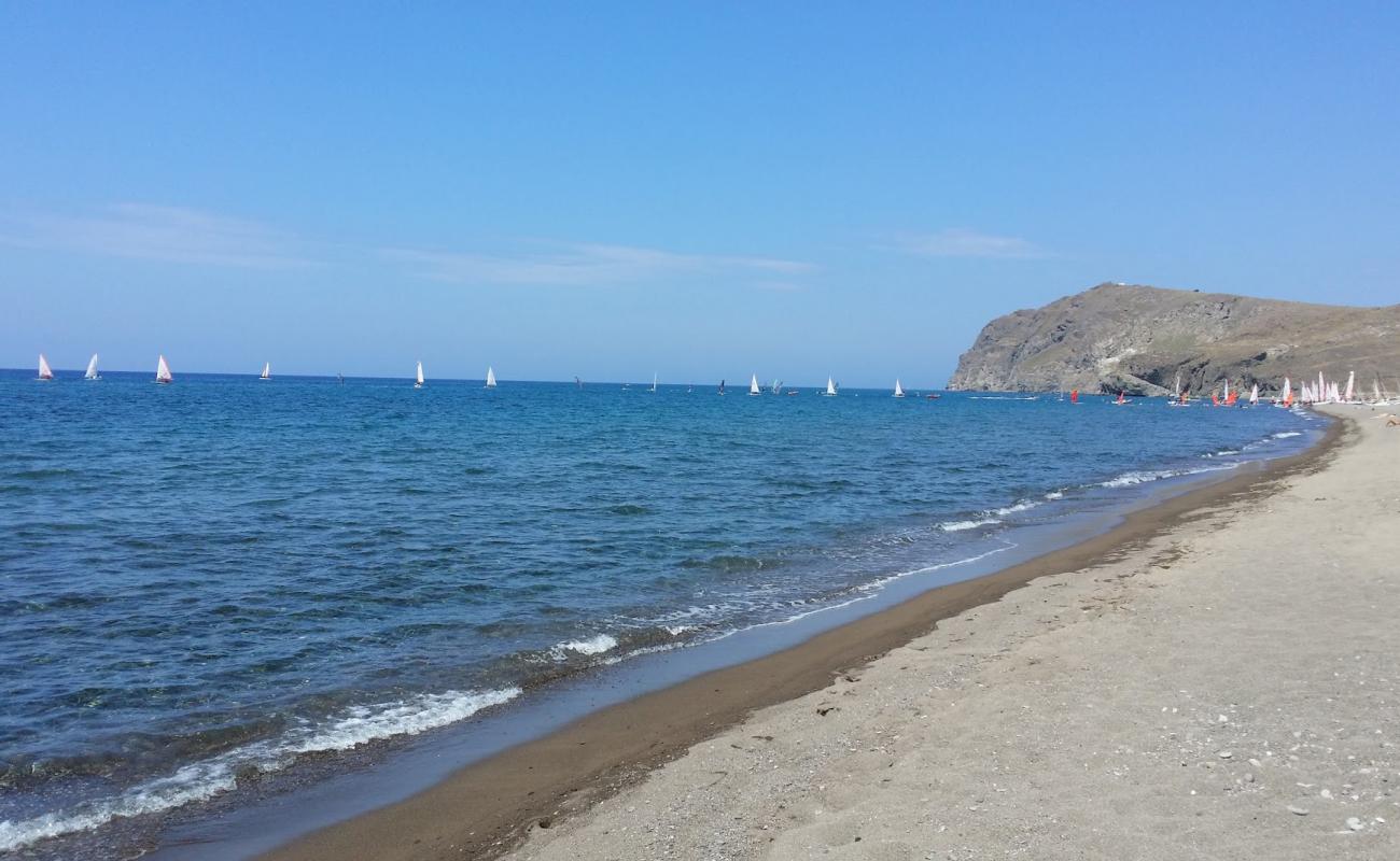 Photo de beach of Eresos avec sable brun de surface