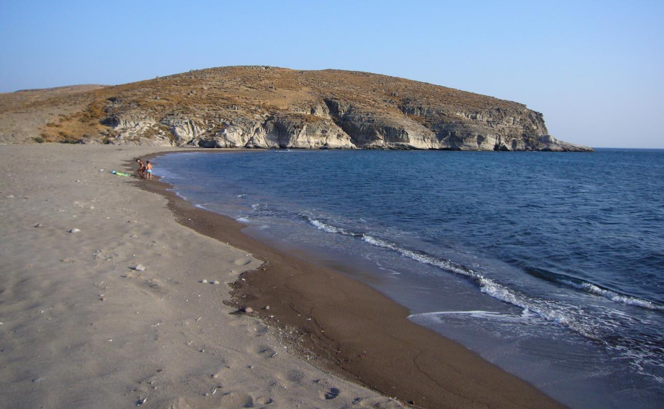 Photo de Tsichlionta beach avec sable brun de surface