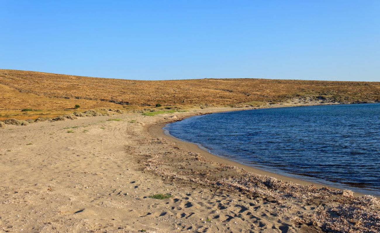 Photo de Limena beach avec sable beige de surface