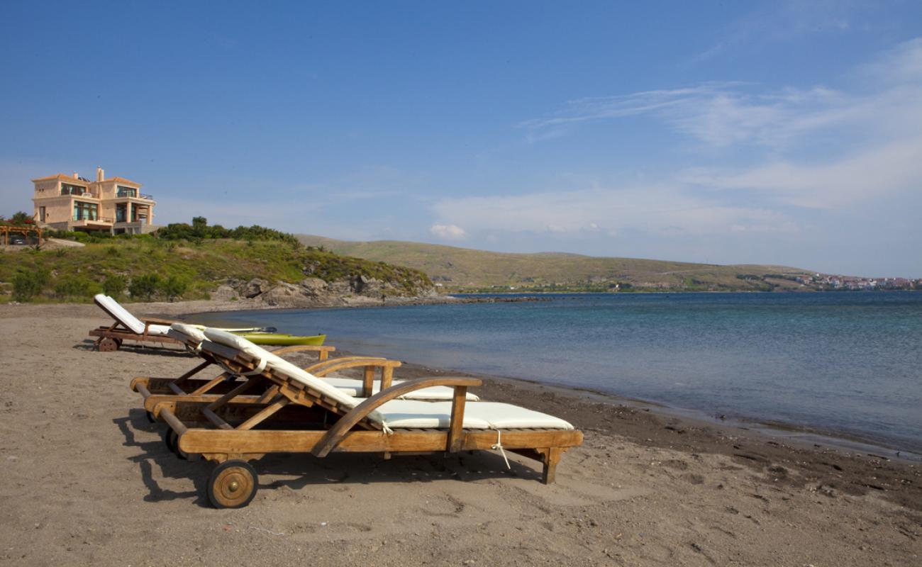Photo de Sigri beach II avec sable brun de surface