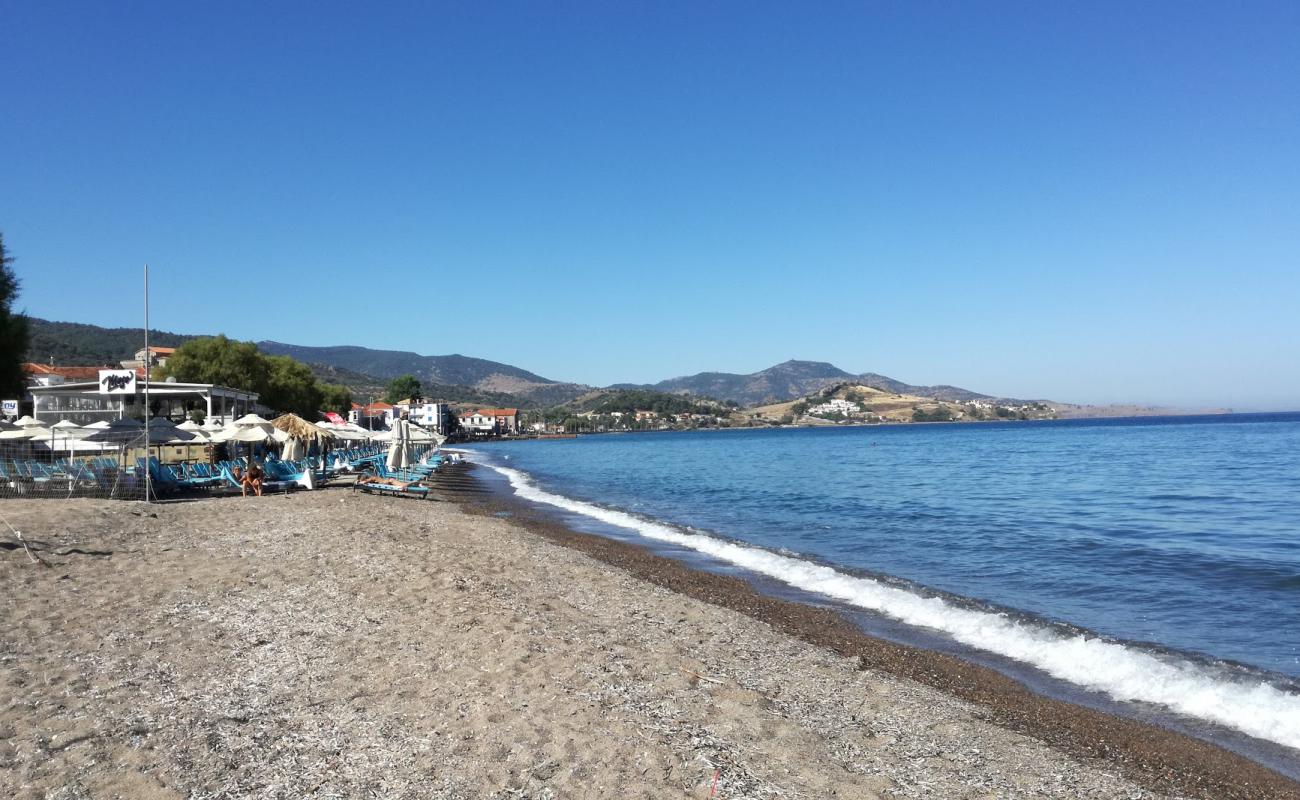 Photo de Plage de Petra avec sable clair avec caillou de surface