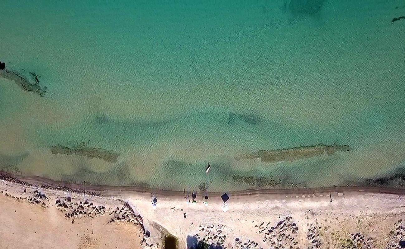 Photo de Paralia Tokmakia avec sable beige & galets de surface