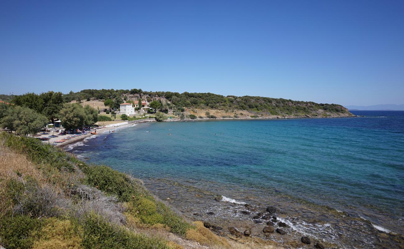 Photo de Plage de Petalidi avec sable clair avec caillou de surface