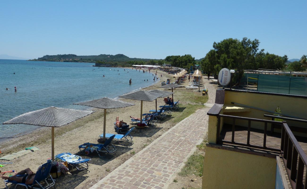 Photo de Paralia Anemokampi avec sable brun de surface