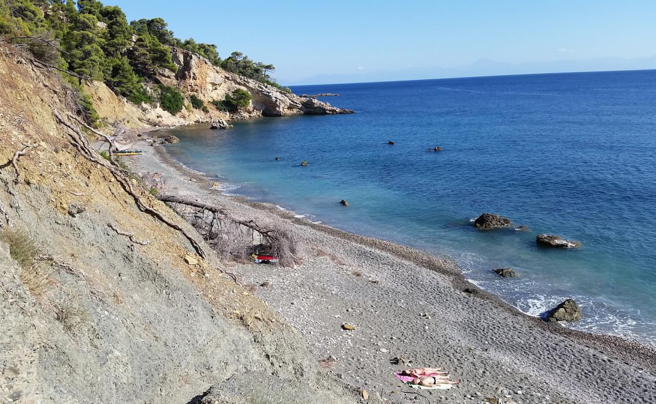 Photo de Paralia Vithisma avec sable gris avec caillou de surface