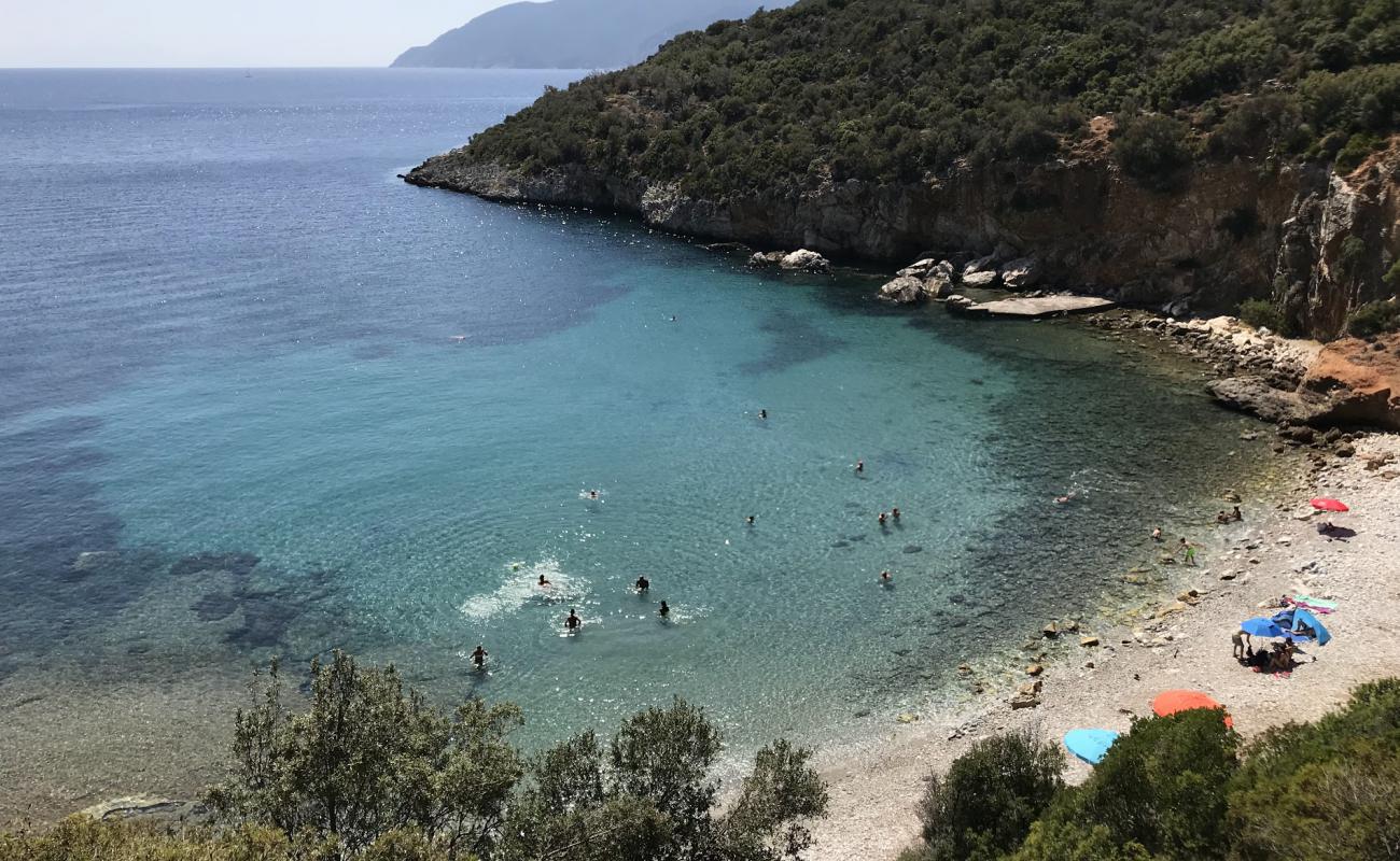 Photo de Mikros Mourtias avec sable gris avec roches de surface