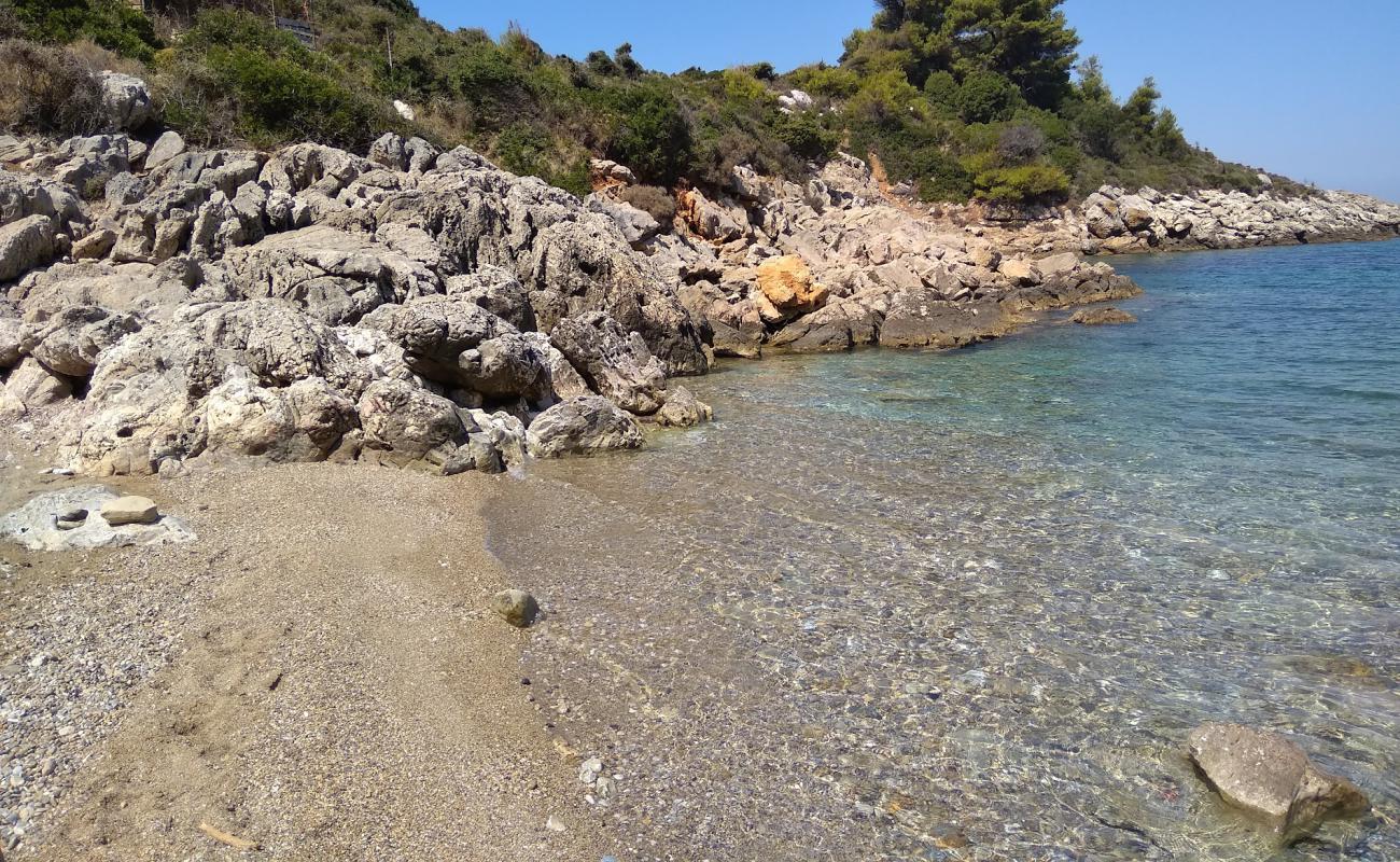 Photo de Ag. Anargyroi beach avec sable noir avec caillou de surface