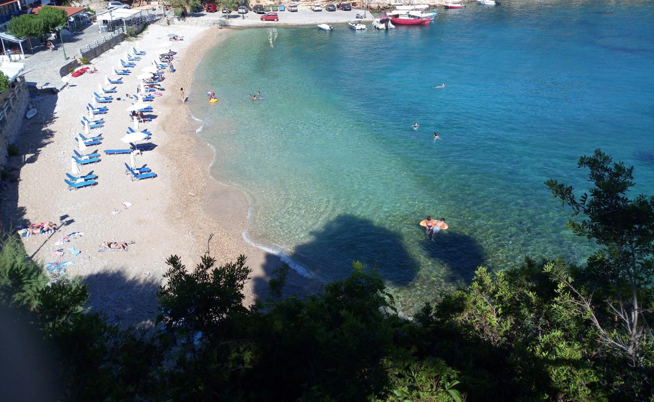 Photo de Paralia Rousoum Gialos avec petits galets beige de surface