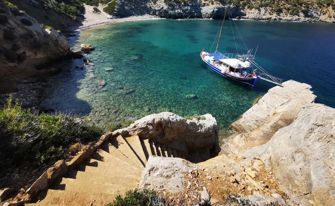 Photo de Kyra Panagia II avec sable gris & rochers de surface