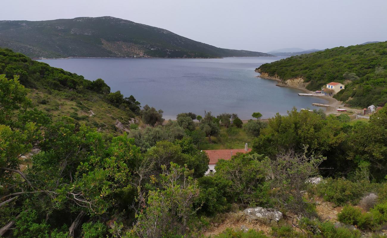 Photo de Vasiliko beach avec sable gris avec roches de surface