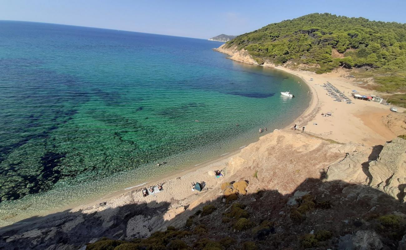 Photo de Mandraki beach avec sable gris de surface