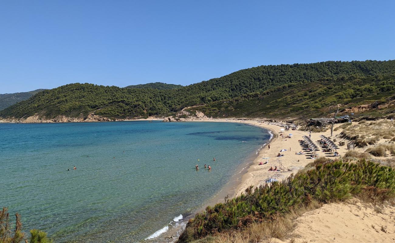 Photo de Elia beach avec sable gris de surface