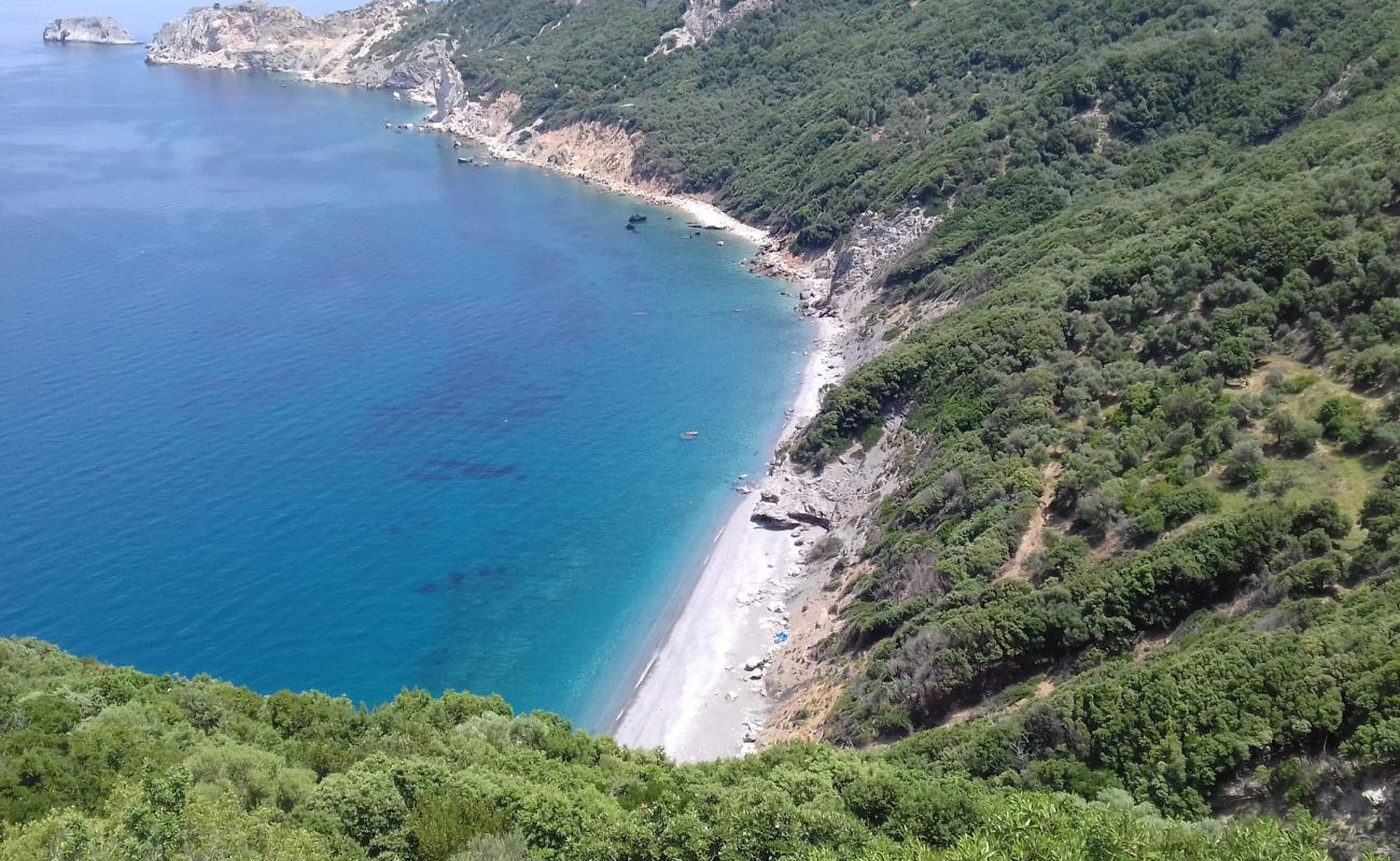 Photo de St. Panteleimonas beach avec sable gris & rochers de surface