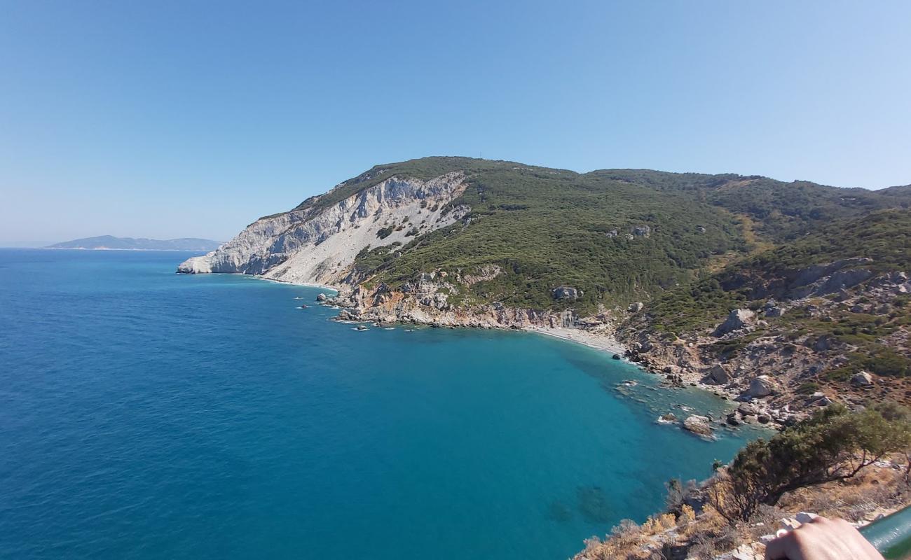 Photo de Paralia Kastro avec sable gris & galets de surface